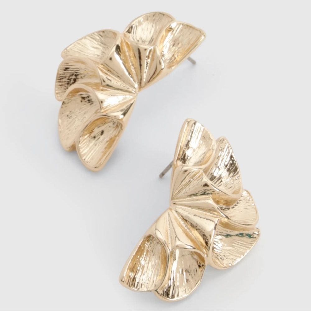 Elegant Gold Leaf Earrings M451